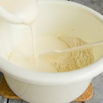 Добавляем половину взбитых с сахаром яиц, перемешиваем