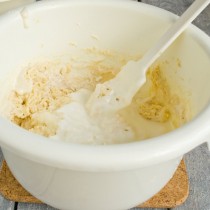 Добавляем сметану и соду