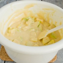 Аккуратно перемешиваем ингредиенты лопаткой
