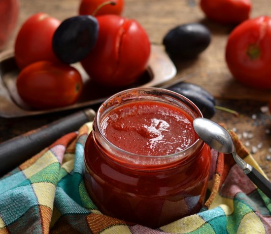 Домашний кетчуп из помидоров и слив на зиму