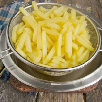Варим картофель несколько минут, отбрасываем на сито Варим картофель несколько минут, отбрасываем на сито