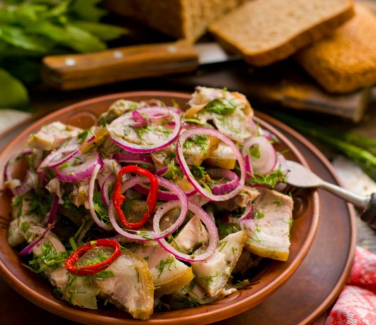 Деревенский мясной салат в маринаде из трав