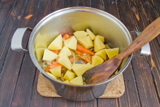 Порезанный кубиками картофель добавляем к обжаренным овощам