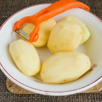 Очищаем картофель от кожуры Очищаем картофель от кожуры