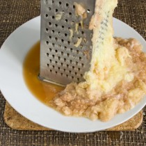 Трём картофель на мелкой овощной тёрке Трём картофель на мелкой овощной тёрке