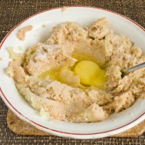 Добавляем соль и куриное яйцо Добавляем соль и куриное яйцо
