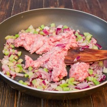 Добавляем к овощам мясной фарш и обжариваем 15 минут