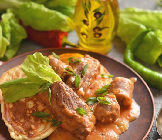 Мачанка по-крестьянски с колбасками и свиными рёбрышками