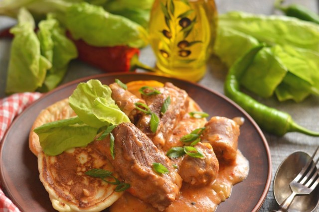 Мачанка по-крестьянски с колбасками и свиными рёбрышками Мачанка по-крестьянски с колбасками и свиными рёбрышками