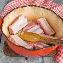Бросаем мясо в жаровню и быстро обжариваем Бросаем мясо в жаровню и быстро обжариваем