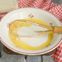 Куриные яйца, кефир и щепотку мелкой соли взбиваем венчиком Куриные яйца, кефир и щепотку мелкой соли взбиваем венчиком