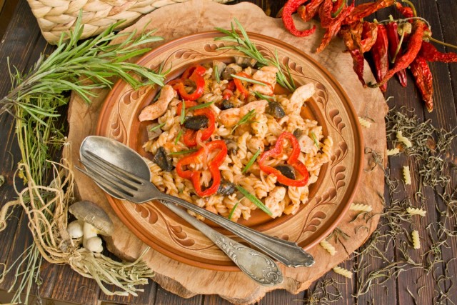 Паста с курицей и грибами — доступная классика итальянской кухни Паста с курицей и грибами — доступная классика итальянской кухни