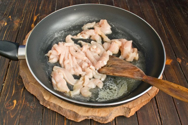 Куриное филе обжариваем несколько минут, помешивая Куриное филе обжариваем несколько минут, помешивая