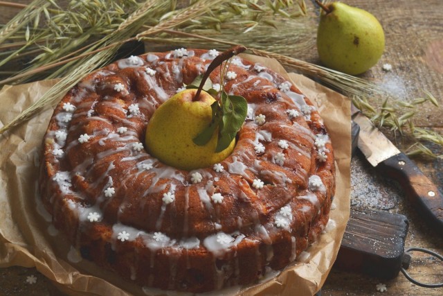 Пирог с грушами и яблоками — осенний десерт к чаю