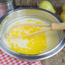 Вливаем в миску растопленное сливочное масло Вливаем в миску растопленное сливочное масло