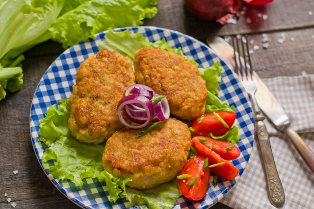 Рубленые куриные котлеты с луком Рубленые куриные котлеты с луком