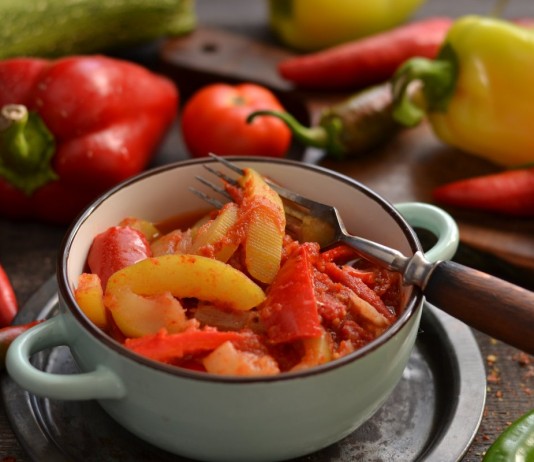 Тушеные кабачки с помидорами и перцем