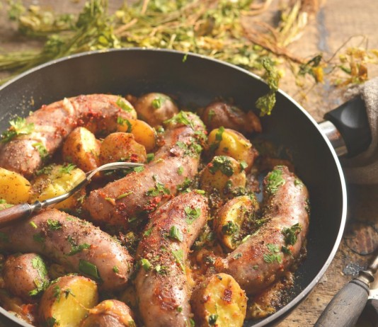 Жареная колбаса на сковороде с картошкой по-деревенски