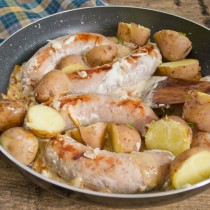 Бросаем в сковороду варёный картофель Бросаем в сковороду варёный картофель