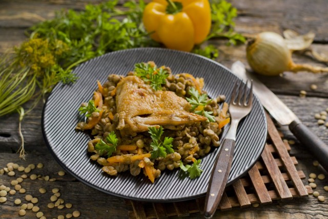 Чечевица с курицей и овощами
