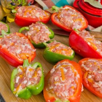 Наполняем перец фаршем