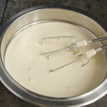 Взбиваем яйца с сахаром