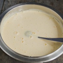 Яично-сахарную массу смешиваем с тыквенным пюре