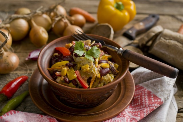 Салат с красной фасолью и курицей