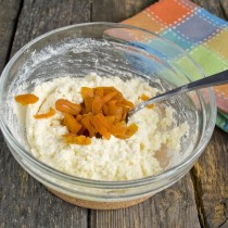 Вымешиваем тесто с курагой