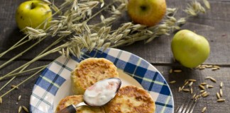 Диетические сырники с яблоками