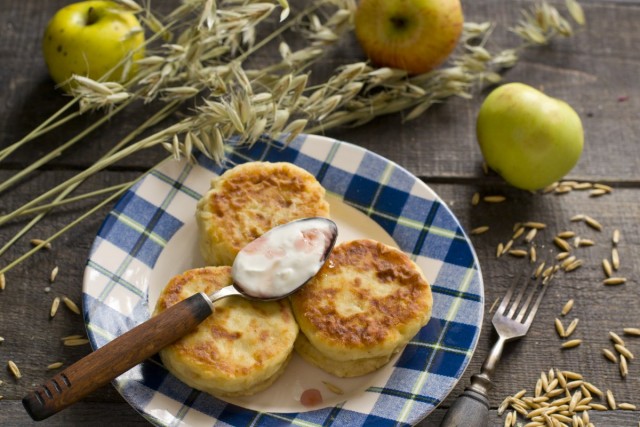 Диетические сырники с яблоками