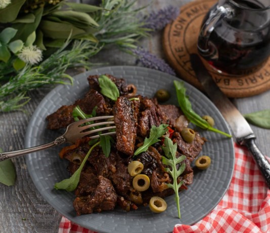 Говядина по-французски с красным вином и бородинским хлебом