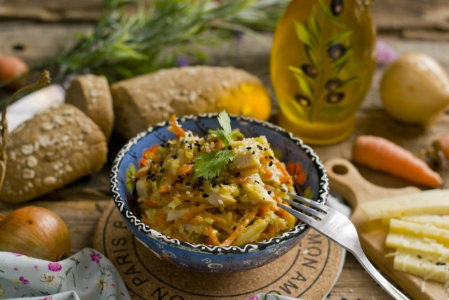 Легкий куриный салат с сыром и морковью Легкий куриный салат с сыром и морковью
