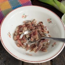 Нарезаем рыбу мелкими кубиками