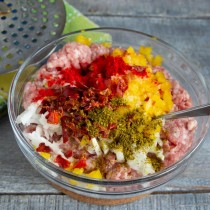 Насыпаем молотую паприку, соль по вкусу, хмели-сунели и сушеный сладкий перец