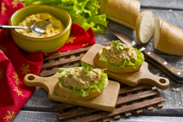 Простой куриный паштет с яйцом и овощами Простой куриный паштет с яйцом и овощами