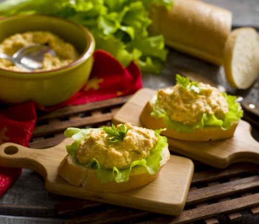 Простой куриный паштет с яйцом и овощами - Рецепты