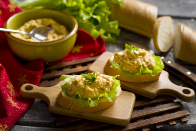 Простой куриный паштет с яйцом и овощами Простой куриный паштет с яйцом и овощами