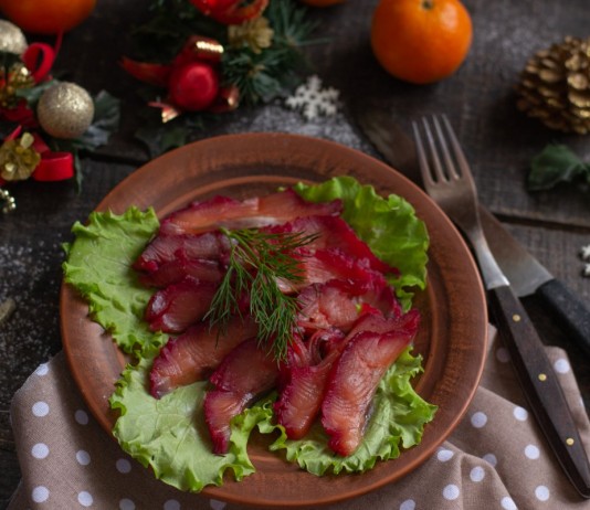 Скандинавская рыбная закуска — свекольный гравлакс