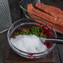 Насыпаем крупную соль, сахарный песок и тщательно перемешиваем