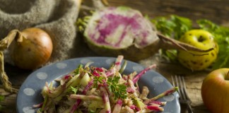 Вкусный и полезный салат из редьки с курицей