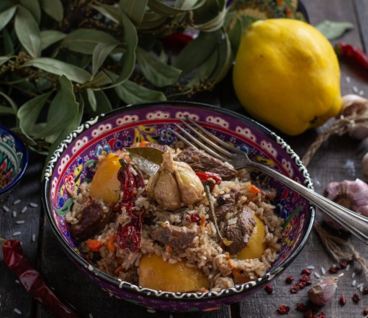 Ароматный плов с айвой и говядиной