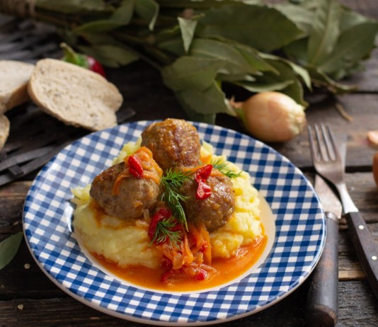 Итальянские мясные шарики в соусе с картофельным пюре