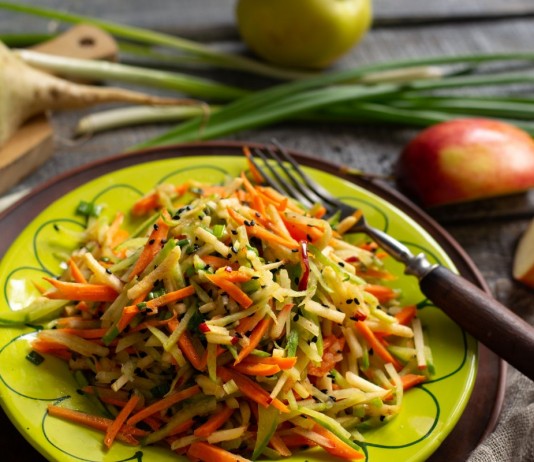 Полезный салат из зелёной редьки с морковью - Постные блюда Полезный салат из зелёной редьки с морковью