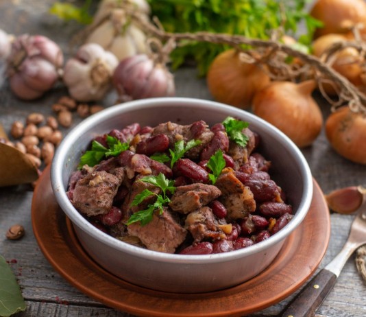 Пряное рагу с красным вином к воскресному обеду