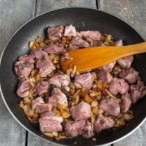 Быстро обжариваем куски свинины