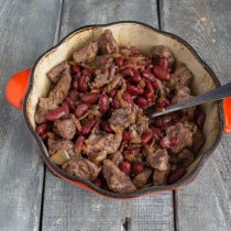 Добавляем мясо с соусом, вливаем немного фасолевого отвара