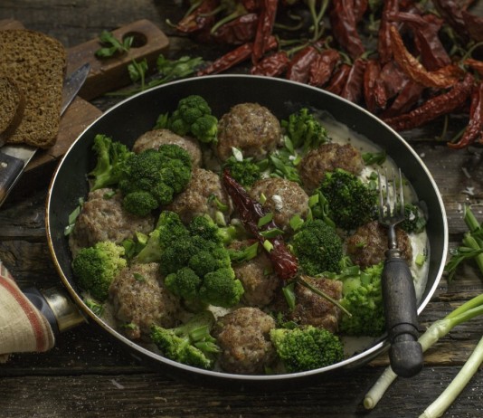 Быстрые мясные котлеты с брокколи в соусе бешамель