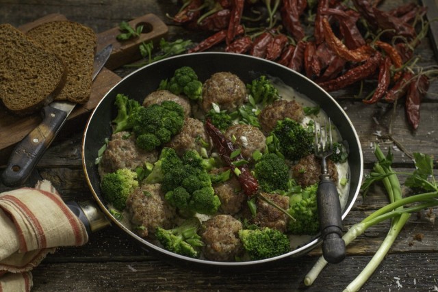 Быстрые мясные котлеты с брокколи в соусе бешамель