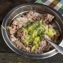 Насыпаем сушеную петрушку, солим по вкусу